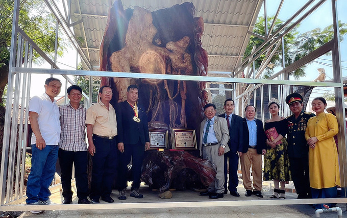 Ban lãnh đạo tổ chức kỷ lục Việt Nam và văn phòng đại diện VACHE tại TPHCM cùng ông Lê Đình Phú chụp ảnh lưu niện lưu niệm cùng tác phẩm “Hoàng Long xuất động”