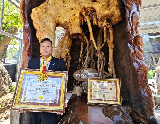 Ông Lê Đình Phú xác lập kỷ lục Việt Nam và kỷ lục người Việt toàn cầu với tác phẩm “Hoàng Long xuất động”