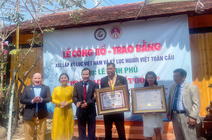 Ông Phạm Đình Vương và Ban lãnh đạo tổ chức kỷ lục Việt Nam tại lễ công bố trao bằng xác lập kỷ lục Việt Nam và kỷ lục người Việt toàn cầu cho ông Lê Đình Phú