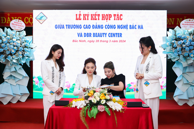 Hoa hậu Lương Thị Thùy Dung và Phó hiệu trưởng Kiều Thu Hiền