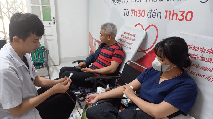 Các tình nguyện viên được kiểm tra sức khỏe trước khi Hiến máu
