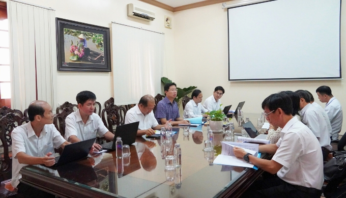 Phó Chủ tịch Ủy ban nhân dân tỉnh Huỳnh Minh Tuấn nghe báo cáo  về việc triển khai chuyển đối số ngành y tế