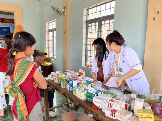 Khám bệnh và tư vấn sức khỏe, cấp thuốc miễn phí cho người nghèo, người khuyết tật làng Kret Krot, xã Hra, huyện Mang Yang (ảnh: Hồng Ngọc)