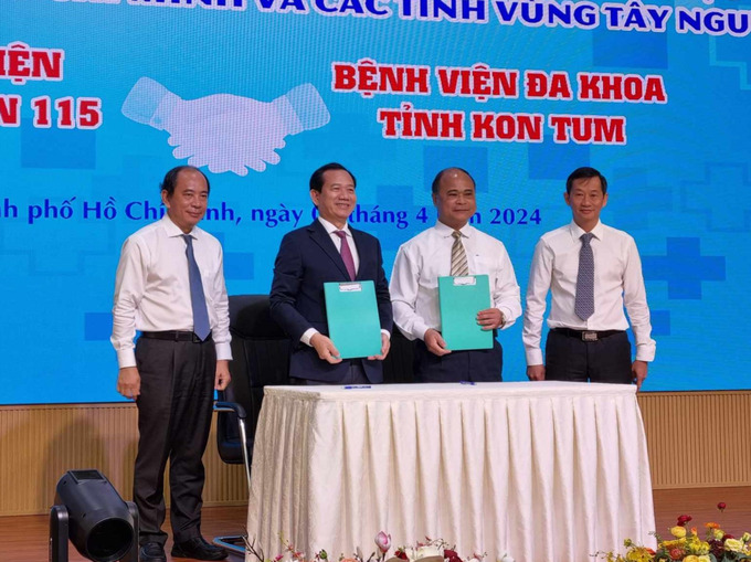 TS.BS Phan Văn Báu - Giám đốc Bệnh viện Nhân dân 115 ký kết thỏa thuận hợp tác phát triển giai đoạn 2024 - 2025 với Bệnh viện Đa khoa tỉnh Kon Tum