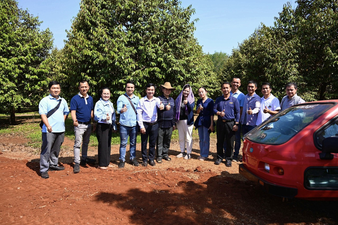 Đoàn công tác của Bộ Nông Lâm nghiệp Lào đến thăm nông trại sầu riêng Gia Bảo huyện Phú Riềng, tỉnh Bình Phước