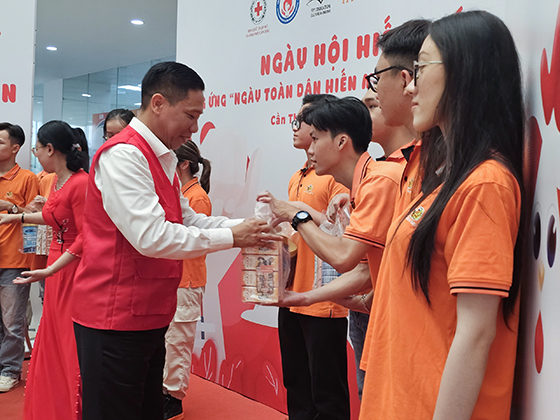 Ông Nguyễn Thực Hiện - Phó Chủ tịch UBND TP. Cần Thơ tặng quà tặng người hiến máu tình nguyện có hoàn cảnh khó khăn
