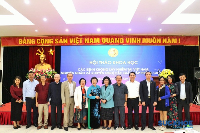 Các đại biểu tham dự hội thảo chụp ảnh lưu niệm