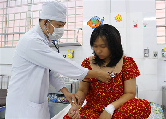 BS.CKI Đoàn Văn Hòa thăm khám cho bệnh nhi trước khi xuất viện