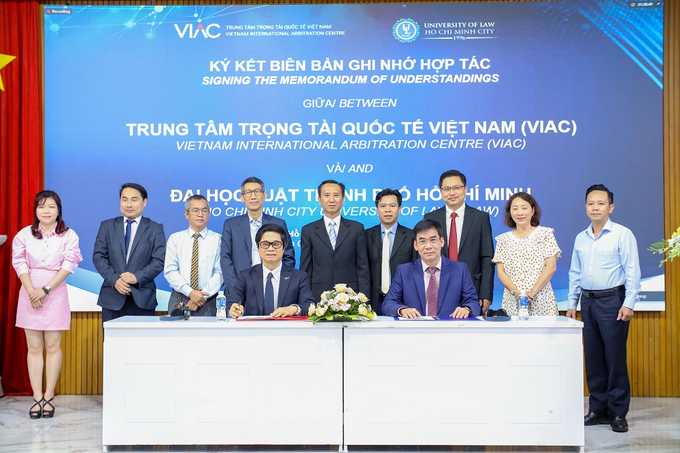 Trường Đại học Luật TP.HCM và Trung tâm Trọng tài Quốc tế Việt Nam (VIAC) ký kết biên bản ghi nhớ hợp tác
