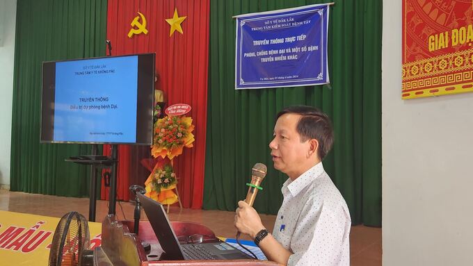 Bác sĩ Nguyễn Quý - khoa kiểm soát bệnh tật - HIV, trung tâm y tế huyện Krông Pắc, tỉnh Đắk Lắk giải đáp thắc mắc của người dân về tiêm vắc xin phòng bệnh dại trong một buổi truyền thông phòng, chống bệnh dại tại cộng đồng