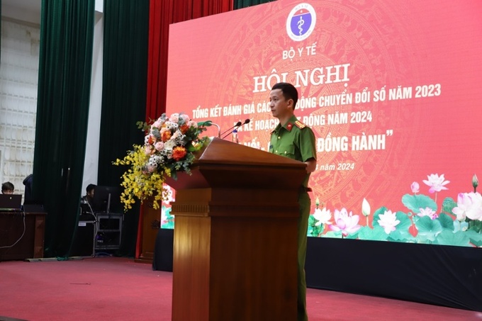 Thượng tá Nguyễn Thành Vĩnh - Giám đốc Trung tâm Dữ liệu quốc gia về dân cư - Cục C06 - Bộ Công an báo cáo tại hội nghị