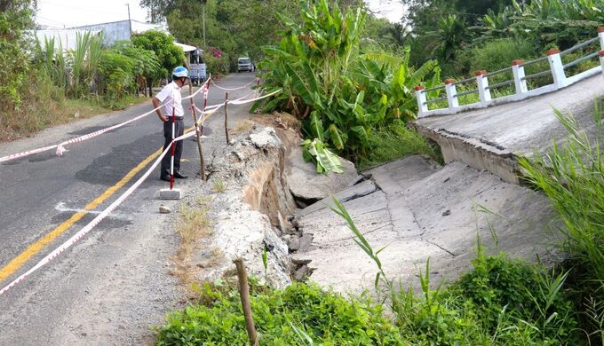 Đường ĐT965 trên địa bàn xã An Minh Bắc bị sụt lún, sạt lở gây hư hỏng cầu giao thông nông thôn