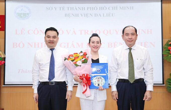 PGS.TS.BS Tăng Chí Thượng, Giám đốc Sở Y tế TP.HCM (phải) trao quyết định bổ nhiệm Giám đốc Bệnh viện Da liễu cho BS.CK2 Nguyễn Thị Phan Thúy (Ảnh: BVCC)