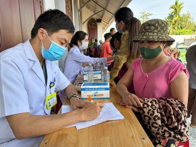Bác sĩ thăm khám và tư vấn sức khỏe cho người dân có hoàn cảnh khó khăn trên địa bàn bon Đắk Sắk