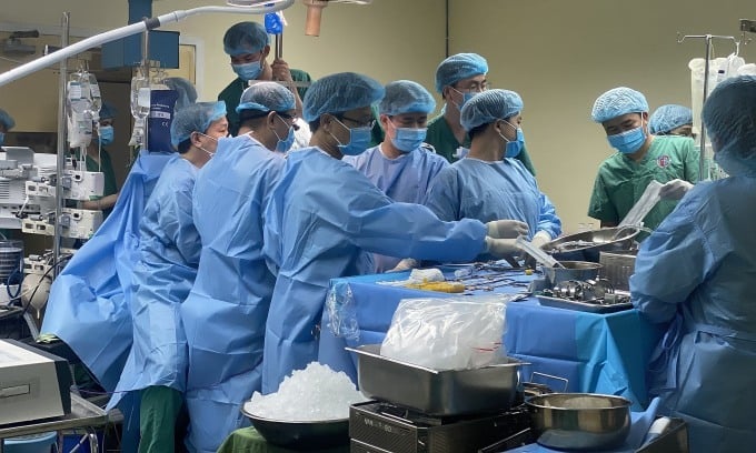 Các bác sĩ tiến hành lấy tạng của bệnh nhân chết não ở Quảng Ninh (ảnh: BVCC)