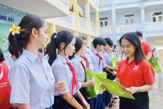 Bà Nguyễn Thị Hồng Loan - Giám đốc Co.opmart Phan Thiết trao tặng túi thân thiện môi trường cho các em học sinh tại huyện đảo