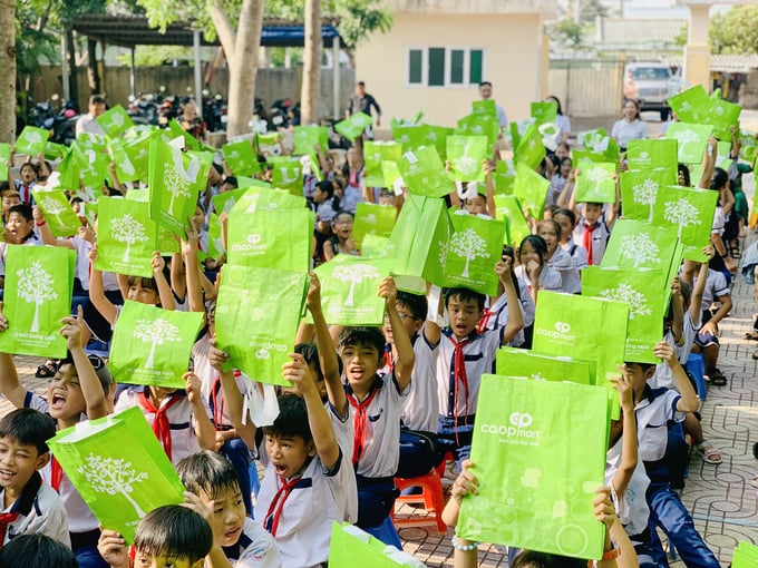 5.257 túi thân thiện với môi trường đã được trao cho các em học sinh tại huyện đảo Phú Quý
