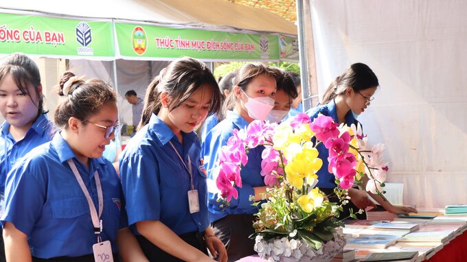 Ngày Sách và Văn hóa đọc Việt Nam năm 2024 tại Bình Phước thu hút nhiều bạn trẻ tham gia