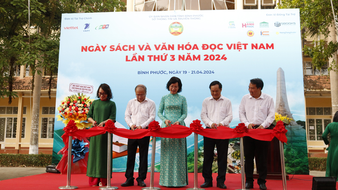 Bà Trần Tuyết Minh - Phó Chủ tịch Ủy ban nhân dân tỉnh và lãnh đạo các ban ngành cắt băng khai mạc Ngày Sách và Văn hóa đọc Việt Nam năm 2024