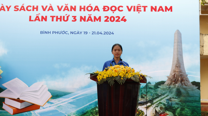 Em Nguyễn Thu Trang - học sinh lớp 12D1, Phó Bí thư đoàn thanh niên Trường THPT Đồng Xoài phát biểu tại lễ khai mạc