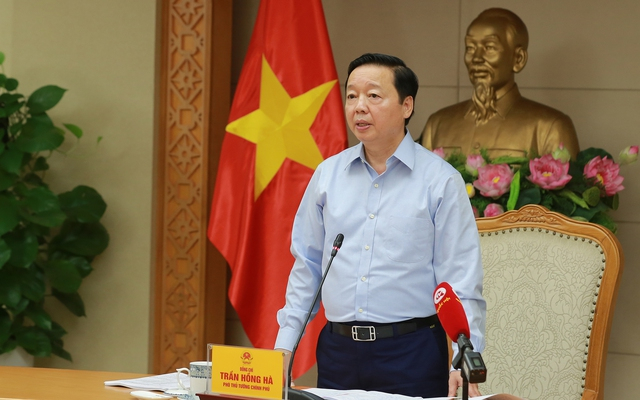Phó Thủ tướng Trần Hồng Hà cho rằng về lâu dài, cần thúc đẩy phát triển các bệnh viện địa phương, thậm chí có thể huy động bệnh viện tư nhân, có đủ năng lực đảm nhận các nhiệm vụ chuyên môn của bệnh viện tuyến Trung ương (Ảnh: VGP/Minh Khôi)