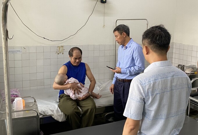 PGS.TS Cao Minh Thành - Trưởng khoa tai mũi họng, Bệnh viện Đại học Y Hà Nội thăm khám cho bệnh nhân sau phẫu thuật.