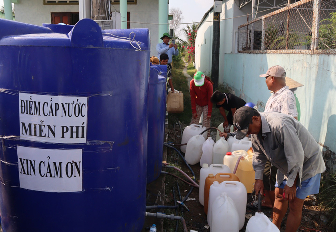 Nhiều hộ dân sinh sống trên địa bàn huyện Cần Giuộc bị thiếu nước sạch sinh hoạt
