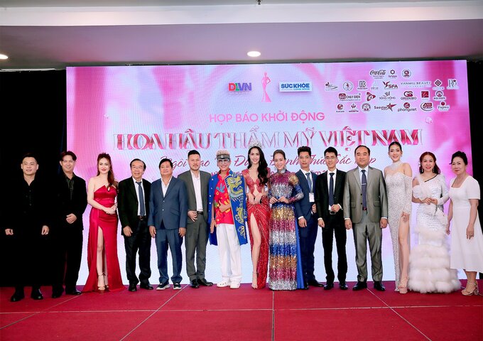 Vinh danh nhà tài trợ tại sự kiện họp báo Hoa hậu Thẩm mỹ 2024 ông Bạch Võ Toàn (vị trí thứ 6 từ trái sang)