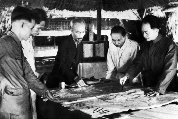 Ngày 6/12/1953, Bộ Chính trị tổ chức cuộc họp dưới sự chủ trì của Chủ tịch Hồ Chí Minh để nghe Tổng Quân ủy báo cáo và duyệt lần cuối kế hoạch tác chiến Đông-Xuân 1953-1954, đồng thời quyết định mở Chiến dịch Điện Biên Phủ với quyết tâm tiêu diệt bằng được tập đoàn cứ điểm này (Ảnh: Tư liệu TTXVN)