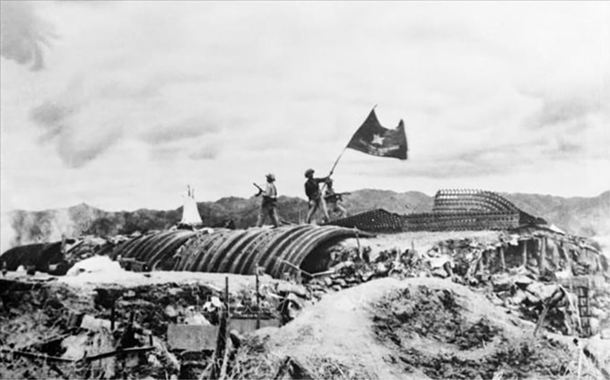 Chiều 7/5/1954, lá cờ “Quyết chiến - Quyết thắng” của Quân đội nhân dân Việt Nam tung bay trên nóc hầm tướng De Castries. Chiến dịch lịch sử Điện Biên Phủ đã toàn thắng (Ảnh: Tư liệu TTXVN)