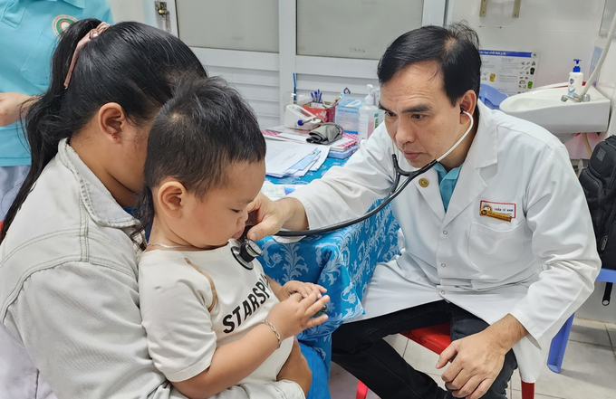 Các bác sĩ Bệnh viện Tim Tm Đức TP. Hồ Chí Minh khám, sàng lọc, tư vấn cho bệnh nhân 