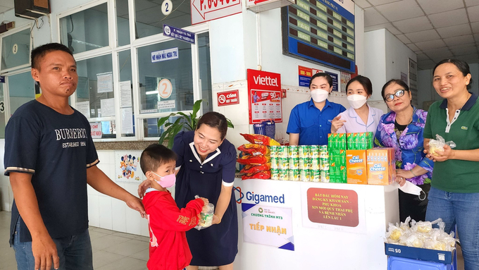 Bệnh viện Sản - Nhi An Giang tặng quà cho trẻ sau buổi khám