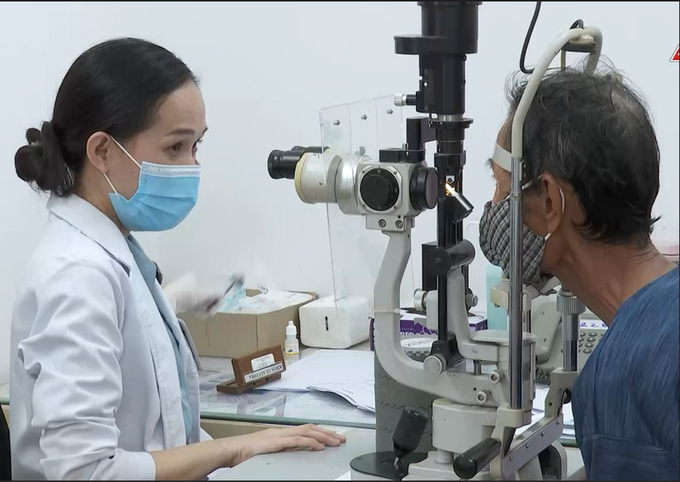 Bác sĩ Bệnh viện Mắt TP. Hồ Chí Minh đang khám cho một bệnh nhân glôcôm (Ảnh: TN)