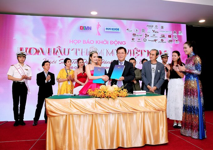 Bà Chu Loan - Trưởng Ban Tổ chức kí kết hợp đồng tài trợ với ông Sun Moon - Chủ Tịch Công ty Buheung Medical tại sự kiện họp báo Hoa hậu Thẩm mỹ Việt Nam 2024
