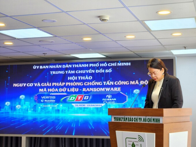 Bà Võ Thị Trung Trinh - Giám đốc Trung tâm Chuyển đổi số TP. HCM phát biểu khai mạc hội thảo