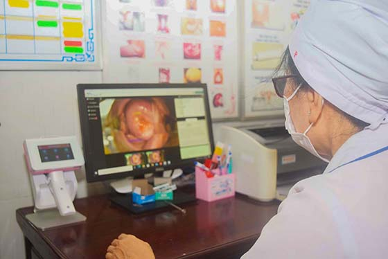 Khám, tầm soát bệnh lý ung thư cổ tử cung hệ thống sàng lọc ung thư cổ tử cung CerviCARE AI tại Trạm Y tế phường Tân Lộc (Ảnh: Lê Huy)