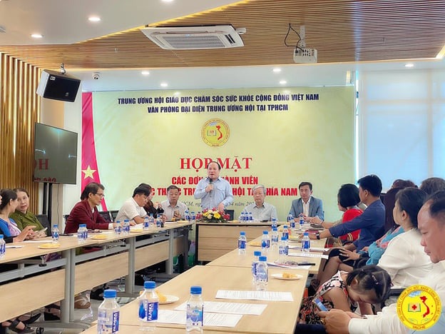 Ông Phạm Đình Vương - Trưởng văn phòng đại diện Hội GDCSSKCĐ tại TP. Hồ Chí Minh báo cáo kết quả hoạt động