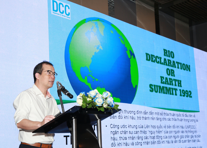 Ông Lương Quang Huy - Trưởng phòng Giảm nhẹ phát thải khí nhà kính và Bảo vệ tầng Ozone, Cục biến đổi Khí hậu, Bộ Tài nguyên và Môi trường trình bày tại hội thảo  