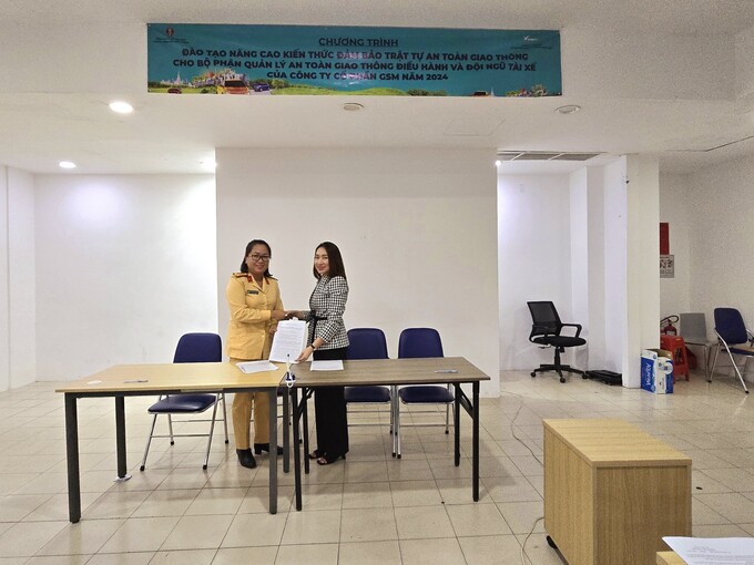 Bà Nguyễn Thị Thu Hồng – Giám đốc Điều hành GSM tại TP. HCM ký cam kết cùng đại điện Phòng CSGT – Công an TP. HCM