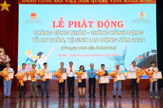 Ông Trần Quốc Khánh - Giám đốc Sở LĐTBXH và ông Lê Văn Hòa - Chủ tịch LĐLĐ tỉnh trao bằng khen của UBND tỉnh cho các doanh nghiệp, tập thể có thành tích xuất sắc trong công tác ATVSLĐ năm 2023