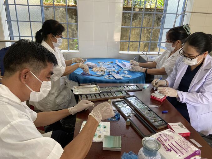 Cán bộ điều tra dịch tễ học đang làm xét nghiệm điều tra các loại giun, sán đường ruột tại xã Ea Phê.