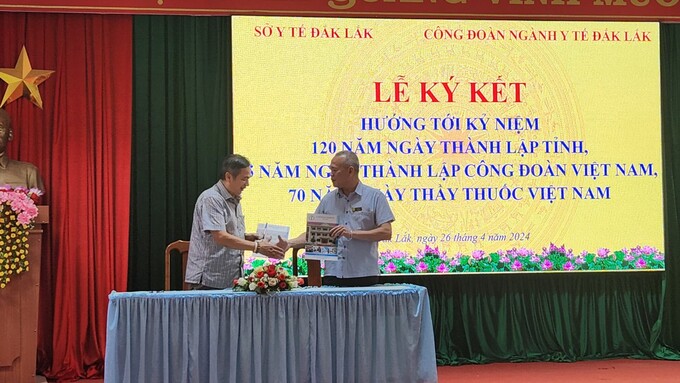 Sở Y tế Đắk Lắk và Công đoàn ngành y tế Đắk Lắk thực hiện ký kết giao ước thi đua (ảnh: Đình Thi)