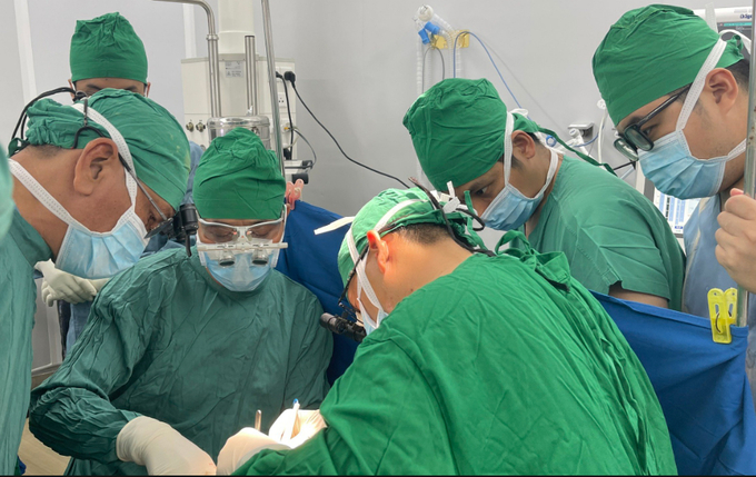 Bác sĩ của 2 bệnh viện đang phẫu thuật cho bệnh nhân mắc bệnh lý xương khớp (Ảnh: TN)