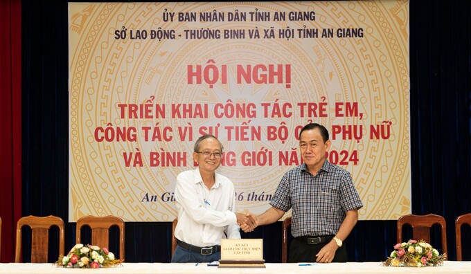 Lãnh đạo Sở Lao động – Thương binh và Xã hội và Báo An Giang ký kết kế hoạch phối hợp tuyên truyền lĩnh vực ngành lao động – thương binh và xã hội