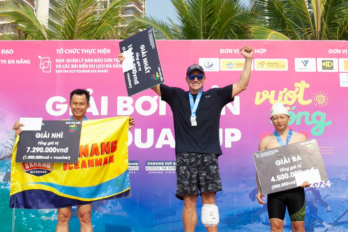 Các vận động viên đạt giải bơi biển “Vượt sóng mùa hè Đà Nẵng 2024”