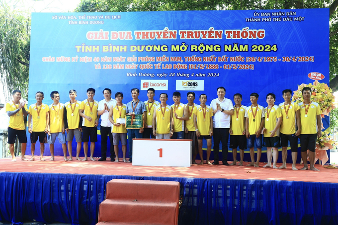 Ban Tổ chức trao giải nhất cự ly 2.000m cho đội Thạnh Hội – Tân Uyên