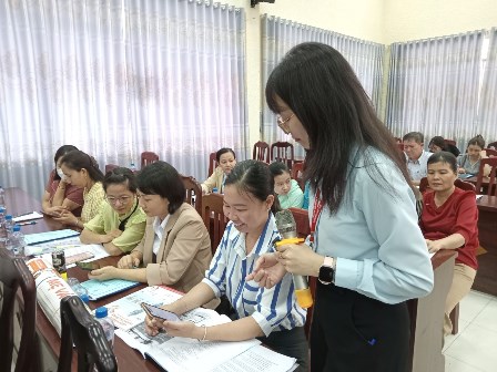 Đại diện Công ty Ajinomoto Việt Nam hướng dẫn đại biểu cài đặt và sử dụng phần mềm
