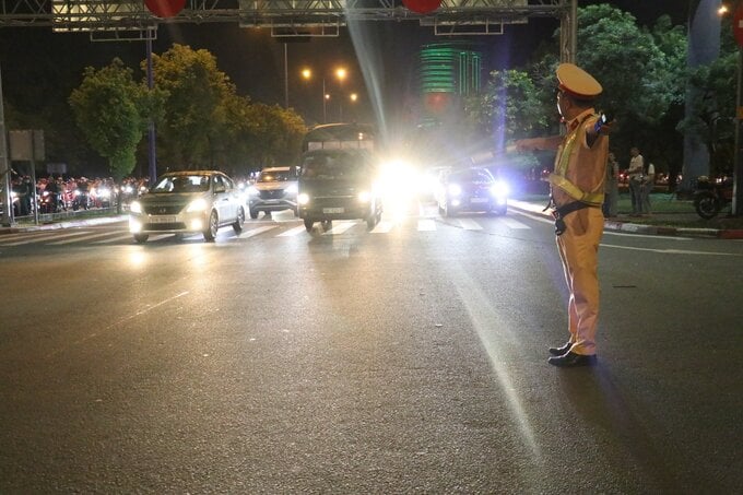 Cảnh sát giao thông làm việc 24/24h để đảm bảo TTATGT trong suốt kỳ nghỉ lễ 30/4 và 1/5 năm 2024