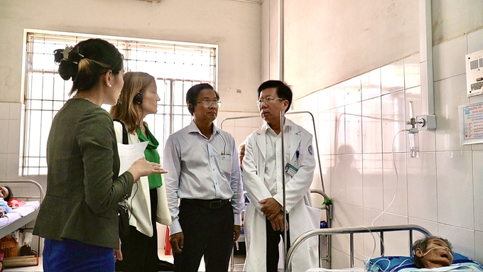 Bà Aler Grubbs - Giám đốc Quốc Gia Cơ quan Phát triển Quốc tế Hoa Kỳ (USAID) tại Việt Nam khảo sát hệ thống oxy đang sử dụng cho bệnh nhân