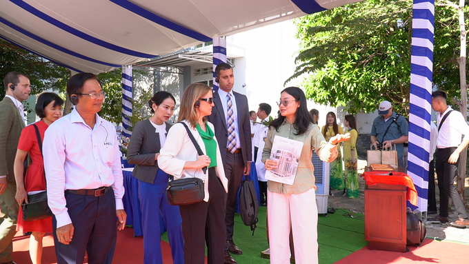 Bà Aler Grubbs - Giám đốc Quốc Gia Cơ quan Phát triển Quốc tế Hoa Kỳ (USAID) tại Việt Nam cùng với lãnh đạo Sở Y tế đến khảo sát hệ thống oxy lỏng